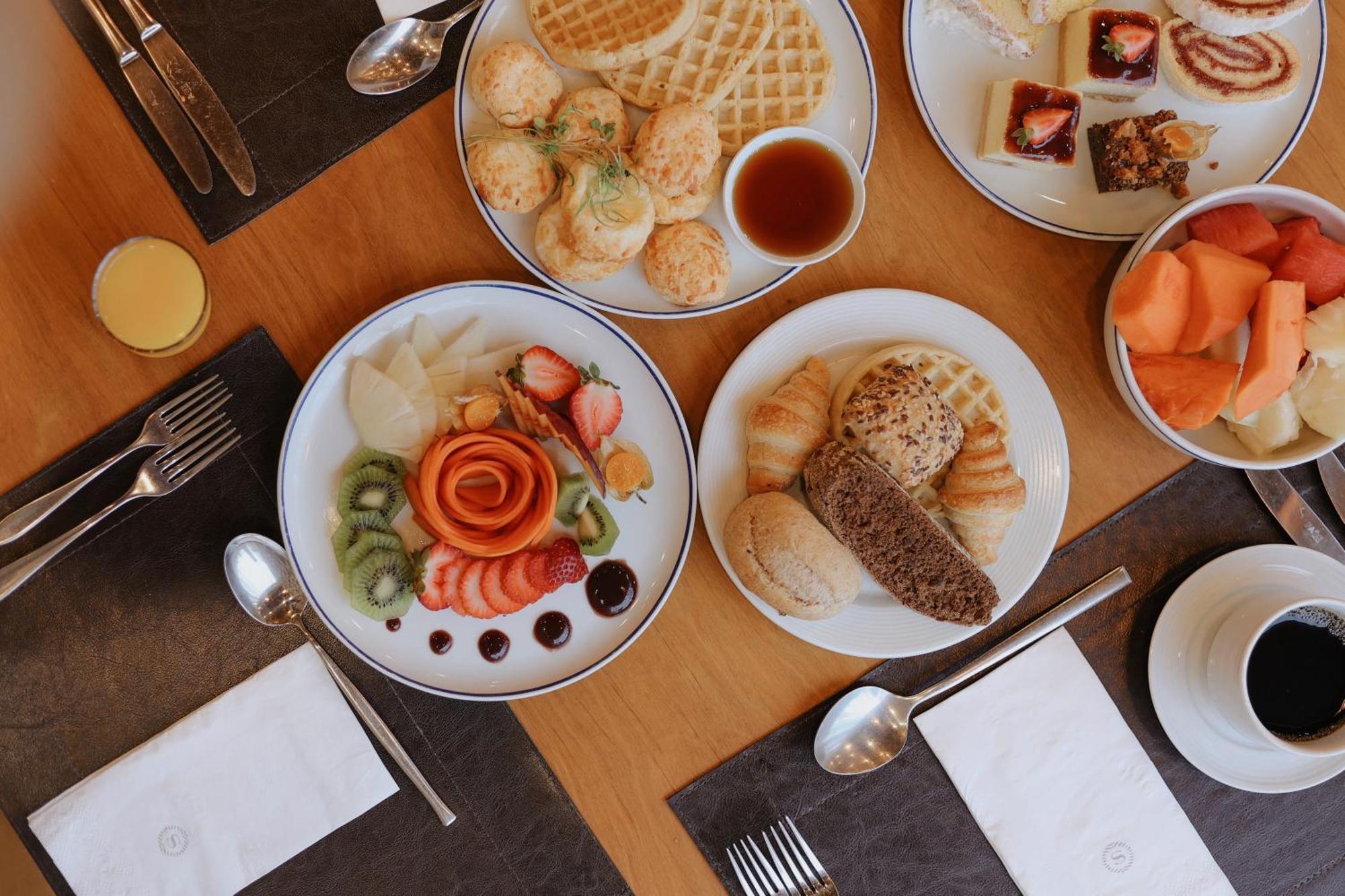 Sheraton Santos Hotel Kültér fotó A breakfast buffet at a hotel